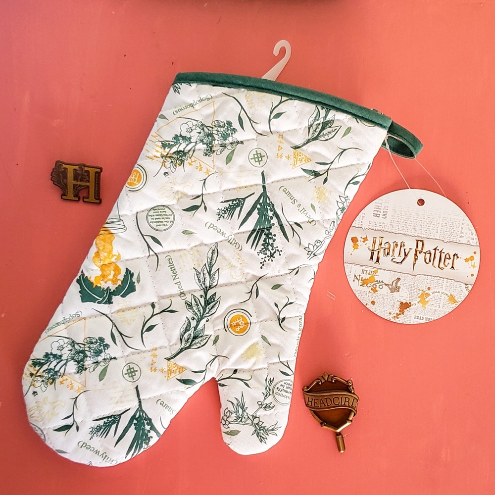 NWT Harry Potter Herbology Oven Mitt